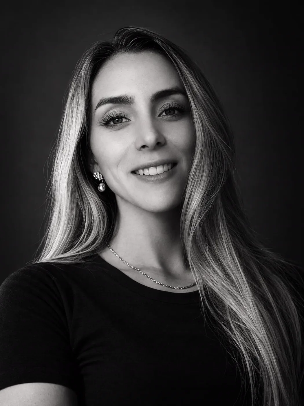 Karen Balavoine, cofundadora y gerente comercial TI de DualbitIA, en retrato en blanco y negro.