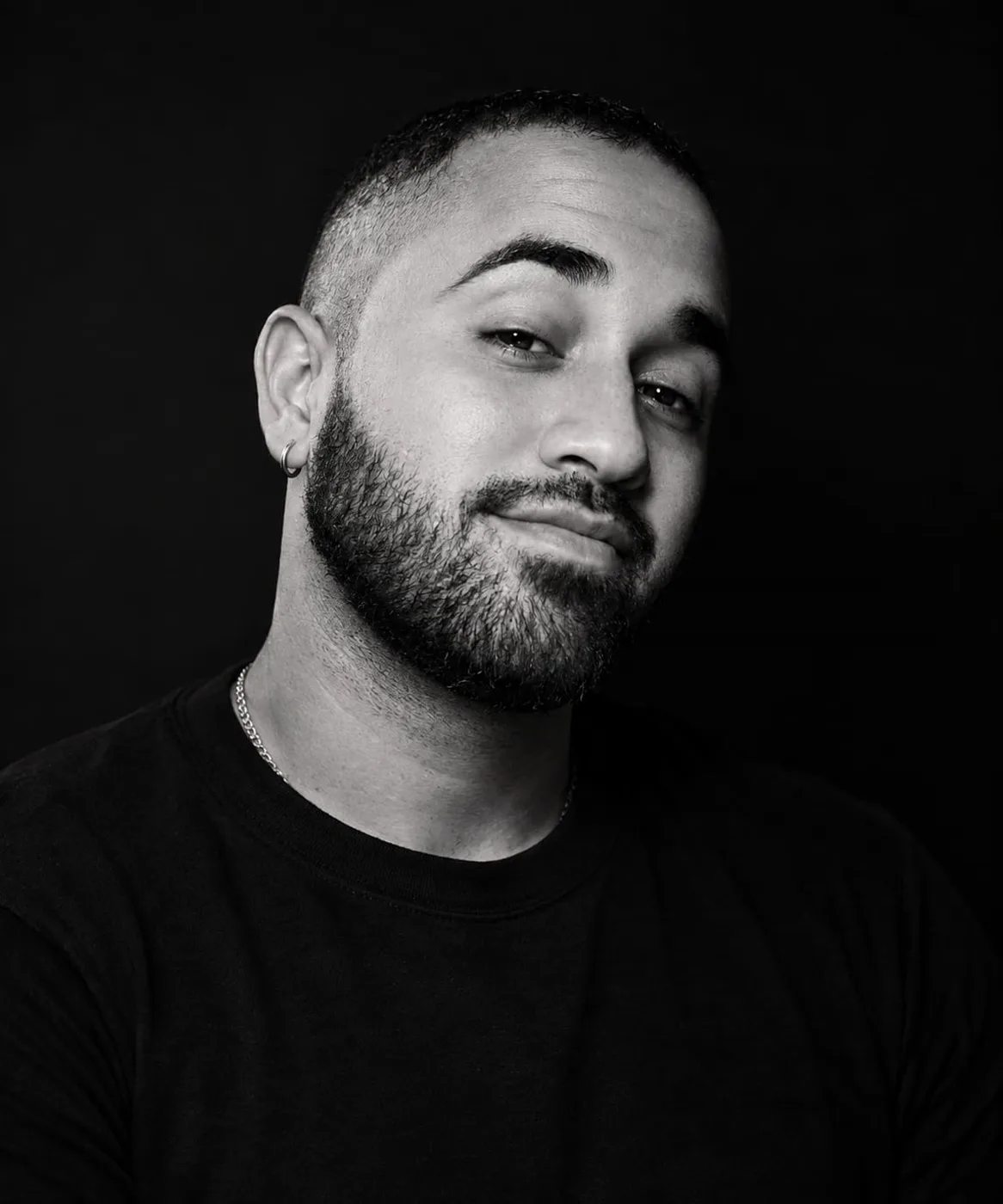 Reinaldo Hernández, cofundador, CEO y líder de tecnología de DualbitIA, en retrato en blanco y negro.
